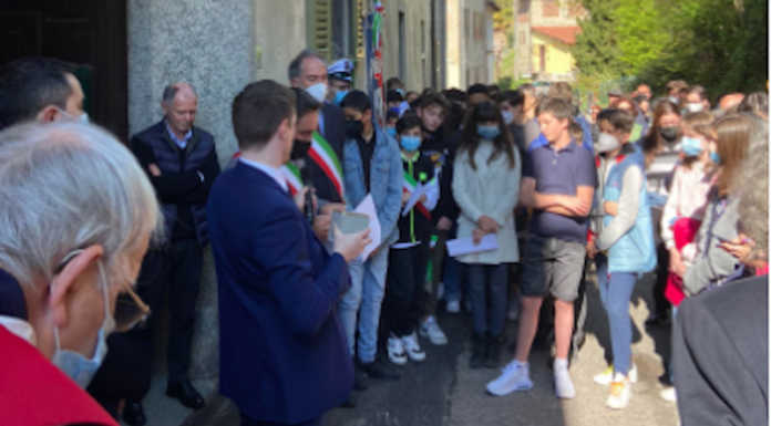 Olgiate celebra il 25 aprile: posata la pietra d’inciampo in ricordo di Paolo Carpi