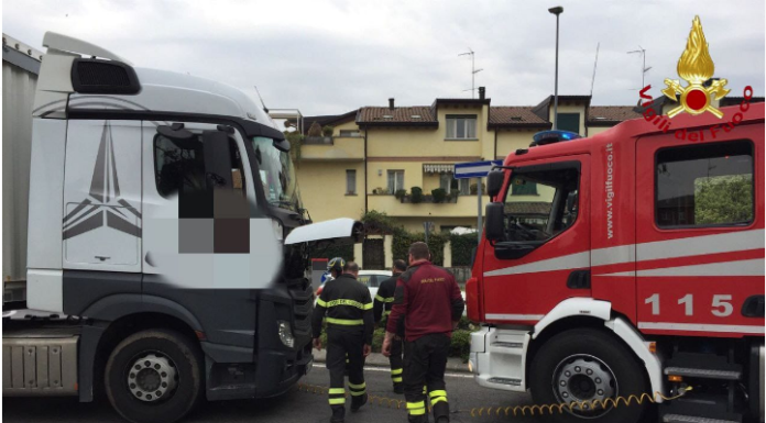 Biassono: tir bloccato alla rotonda sulla Sp 6. Traffico in tilt