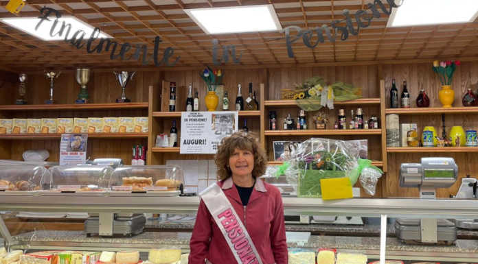 Dopo 43 anni in pensione Silvia Airoldi, storica dipendente dell’alimentari di Maggianico Silvia Airoldi in pensione dopo 43 anni di lavoro all'alimentari di Maggianico