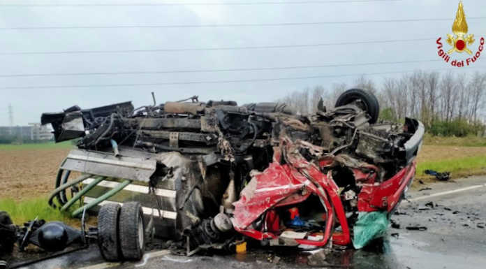 Violento frontale tra auto e camion al confine tra Usmate e Vimercate