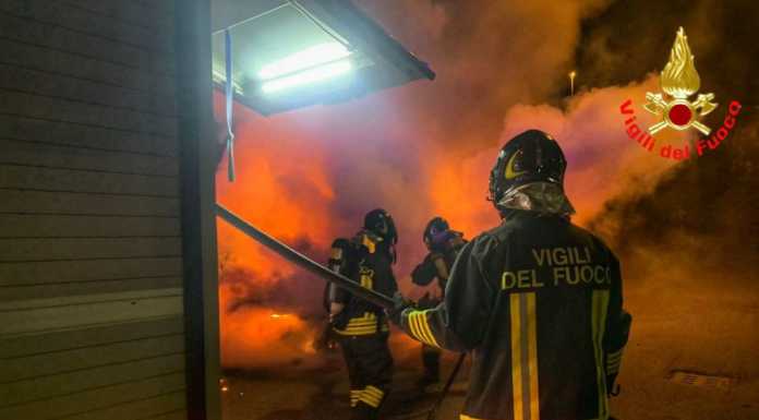 Lecco, auto in fiamme nella notte: due ore di intervento per i Vigili del Fuoco