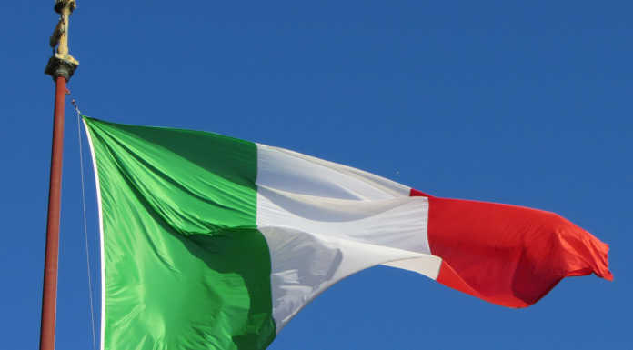 25 Aprile. Bellano si prepara a celebrare la Festa della Liberazione bandiera italiana