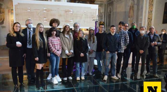 Emozione a Calolzio per l’ostensione della copia ufficiale della sindone