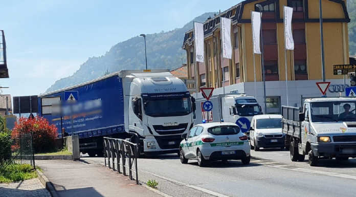 Tir in panne alla rotonda di Garlate, traffico in tilt sulla provinciale