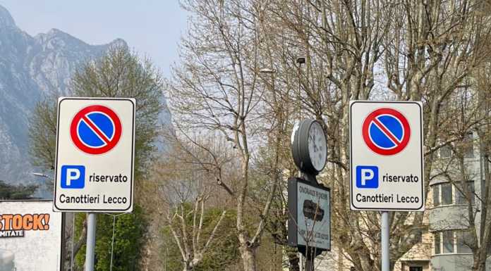 Parcheggi riservati alla Canottieri, non in regola. Il Comune li fa rimuovere