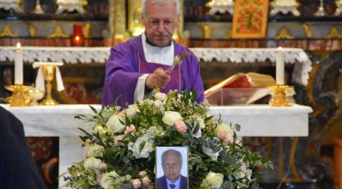 Chiesa gremita per l’ultimo saluto al dottor Tricomi: “Uomo di grande umanità”