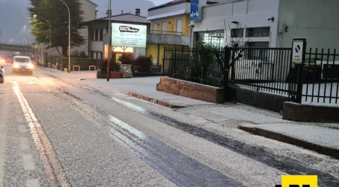 Violenta tempesta con grandine e fulmini. Incidenti sulla nuova Lecco-Ballabio grandine
