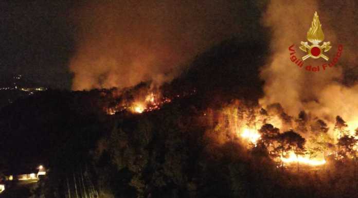 Varese, brucia la collina di Angera: vigili del fuoco e canadair al lavoro