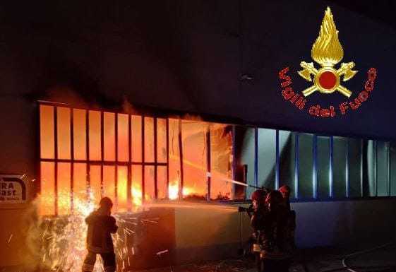 Vasto incendio nella notte in un capannone di Brugherio incendio capannone brugherio