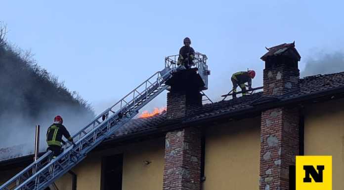 Ballabio. In fiamme un tetto a Balisio, intervento dei Vigili del Fuoco