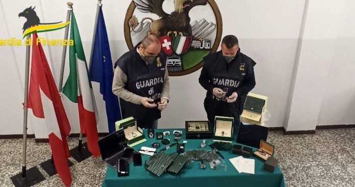 Sequestrati 30 orologi di pregio originali e 19 falsi di note marche
