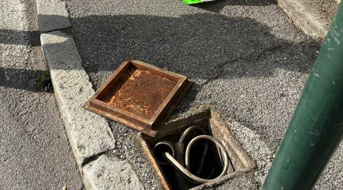 Lecco, 67enne cade in un tombino aperto, “già segnalato più volte”