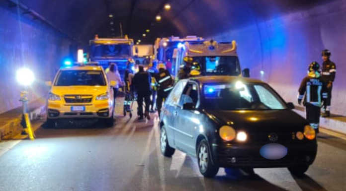 SS36: incidente nel tunnel del Barro, scontro tra un camion e un’auto