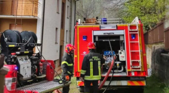 Brucia il tetto di un’abitazione a Margno, intervento dei Vigili del Fuoco