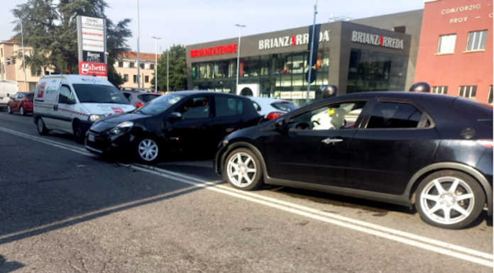 Cernusco, scontro tra due auto prima del semaforo: traffico in tilt sulla Sp 342