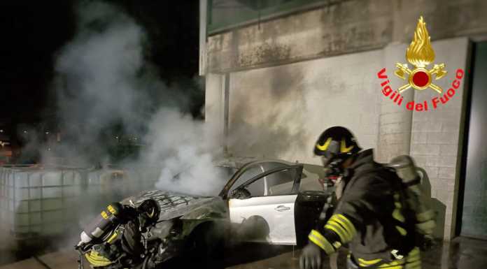 Auto in fiamme in corso Bergamo, intervento nella notte dei pompieri