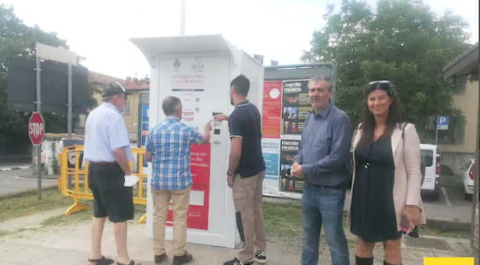 Merate, attivo il distributore dei sacchi rossi. “Tolleranza zero sui rifiuti abbandonati”