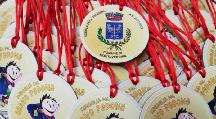 Montevecchia, in strada in sicurezza: ai bimbi la medaglia del bravo pedone