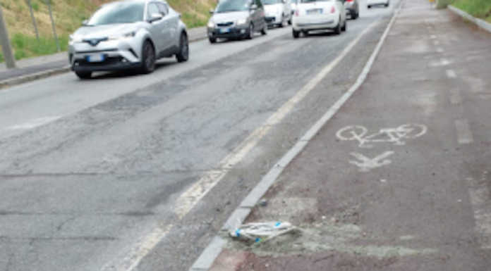 Montevecchia, incidente nella notte. Abbattuto semaforo: impianto in tilt