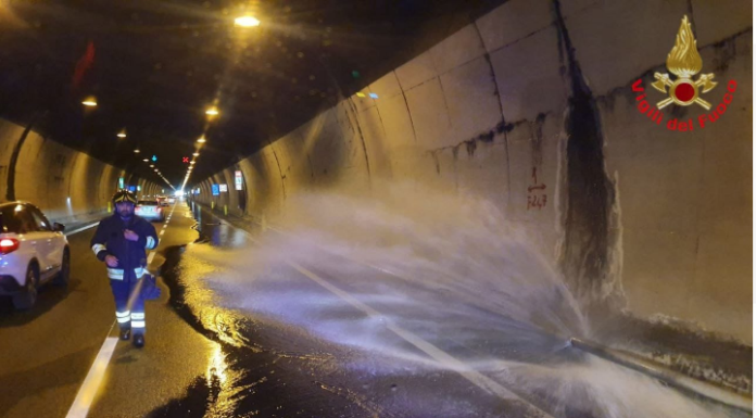 SS 36: autocarro va a fuoco in galleria. Intervento tempestivo dei Vigili del Fuoco