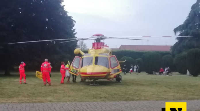 Mamma fa manovra con l’auto e investe la figlia. Drammatico incidente a Verderio elisoccorso parco del nettuno verderio