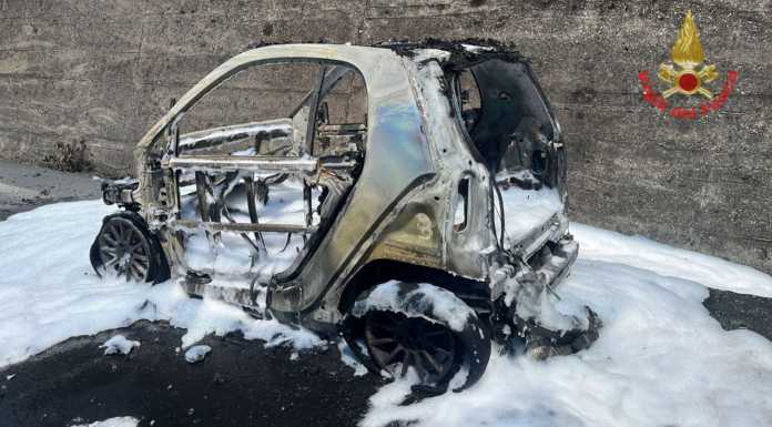 Mandello, auto in fiamme lungo la SS 36: intervengono i Vigili del Fuoco Auto Fiamme SS36
