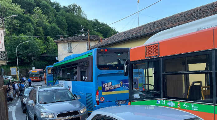 Pullman in panne, caos viabilistico sulla vecchia Lecco Ballabio