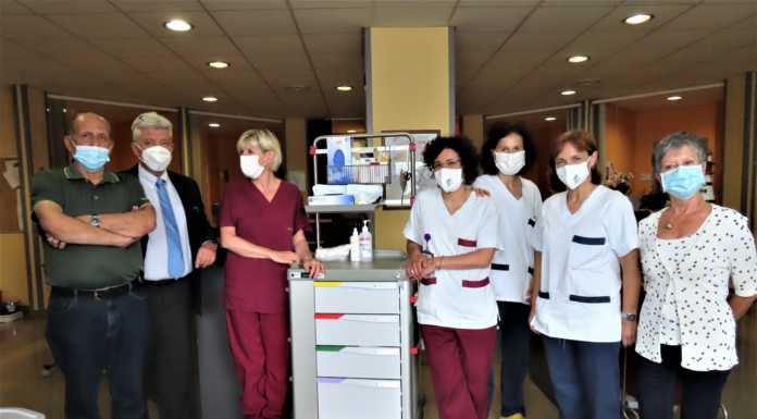 Consegnato un carrello multiuso al reparto di oncologia dell’ospedale di Lecco