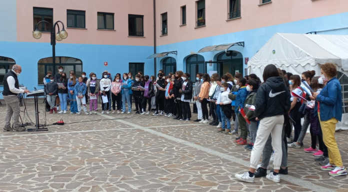Il coro della scuola media Manzoni alla casa Madonna della Fiducia