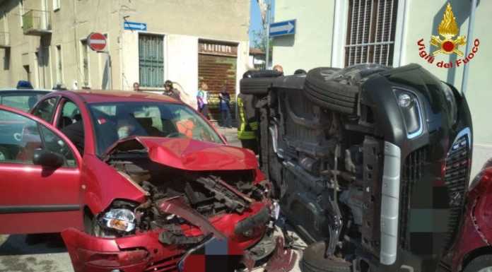 Incidente a Desio, auto si ribalta in seguito a uno scontro