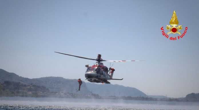 A Lecco esercitazione dei Vigili del Fuoco sommozzatori elitrasportati