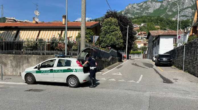 Lecco. 68enne cade dal monopattino e picchia la testa. Grave in ospedale