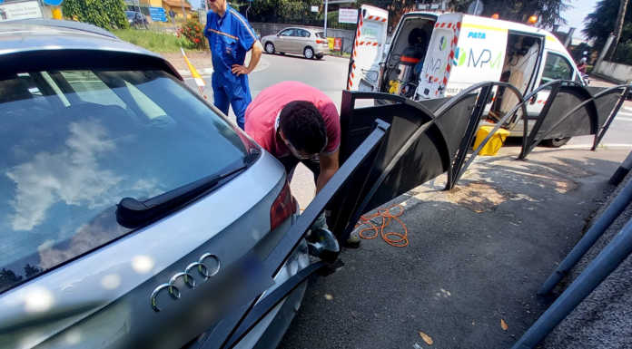 Verderio, scontro alla rotonda: auto finisce contro le protezioni