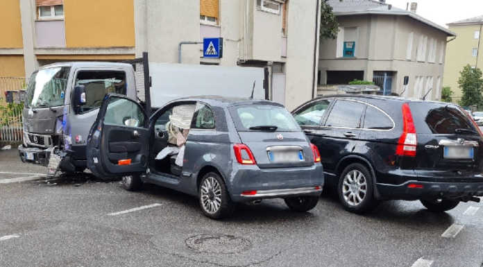 Lecco. Schianto tra un furgone e due auto in via Capodistria