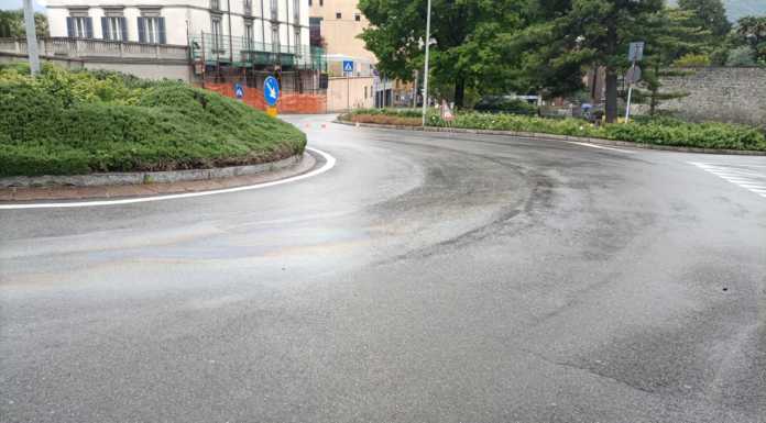 Lecco. Olio sulla rotonda in Largo Montenero, strada chiusa