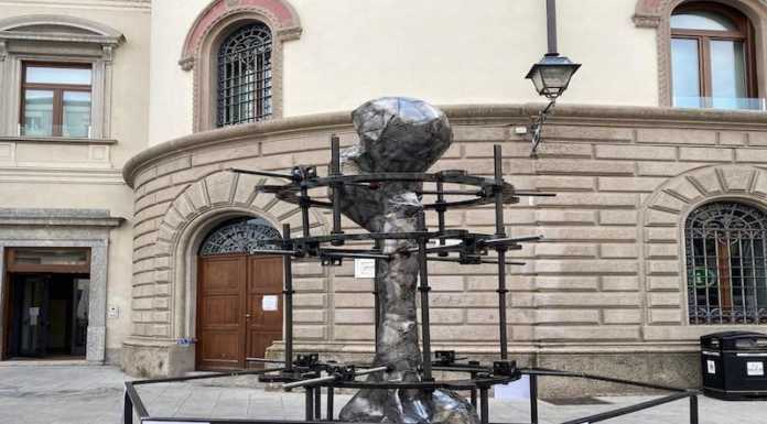 Striscia la Notizia a Lecco si interroga sul grande osso in piazza