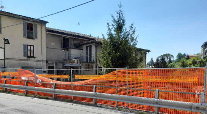 Malavedo, pronti a partire i lavori per le nuove passerelle pedonali La passerella pedonale sul ponte di Malavedo ancora in fase di cantiere