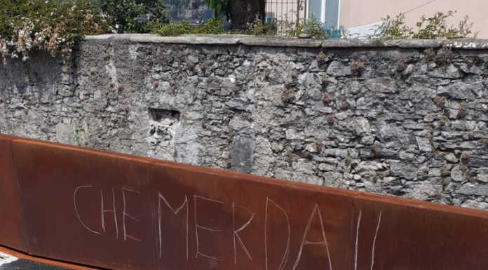 Mandello. Scritta ingiuriosa, vandalizzato il nuovo Lungolago di Olcio