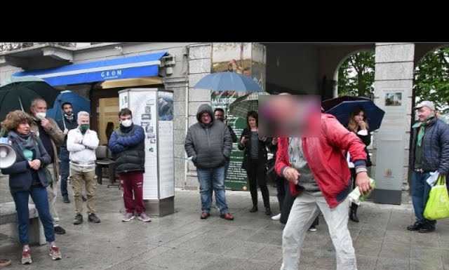 Senzatetto ‘molesto’, presidio in piazza di FDI: “Situazione da risolvere”