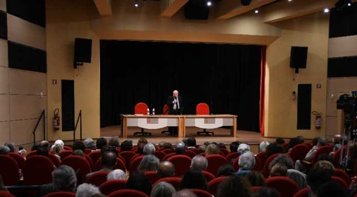 Leggermente. Sala Ticozzi colma per la ‘lectio’ di Umberto Galimberti