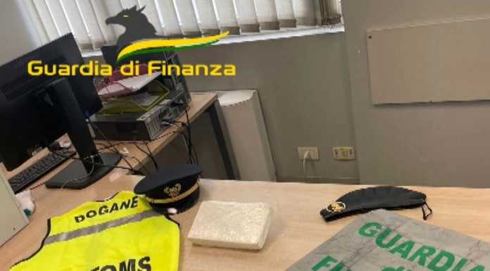 In dogana con un chilo di droga in auto: arrestata una donna