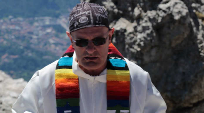 Don Marco Tenderini celebra i 40 anni di sacerdozio in cima alla Grignetta