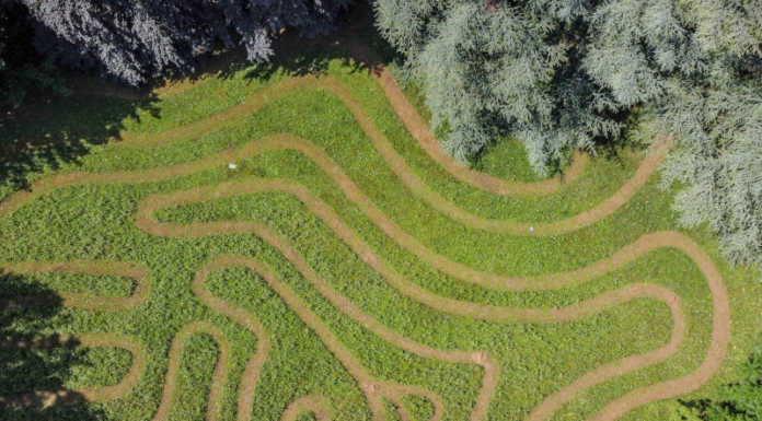 Nel giardino di Villa de Ponti spunta un ghirigoro lungo un chilometro