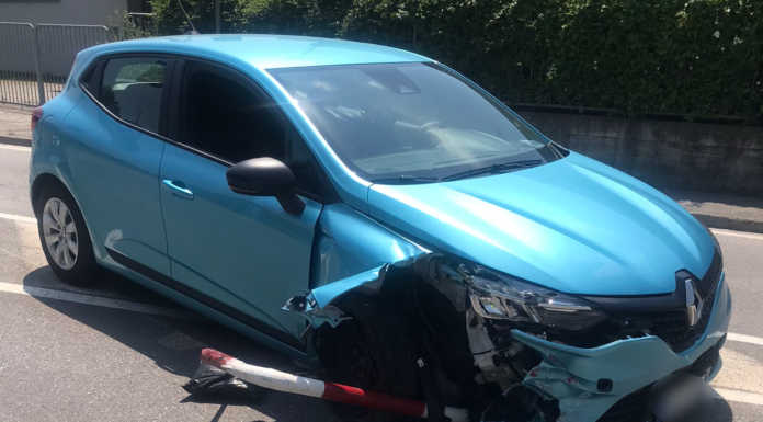 Perde il controllo dell’auto e si schianta contro un’isola salvagente