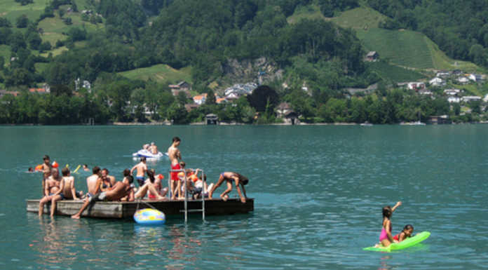 SIMILE, la qualità e la salute dei laghi monitorata dalla tecnologia e dai cittadini Bagno nel lago