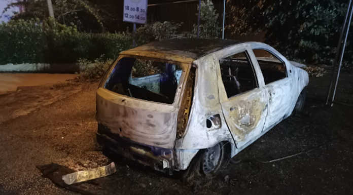 Incendio auto in serata a Olginate, intervengono i pompieri Auto incendiata Olginate