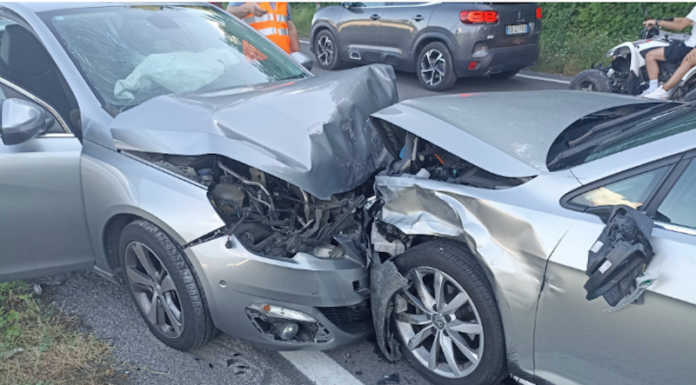 Olginate, incidente tra tre auto in via Milano. Cinque coinvolti