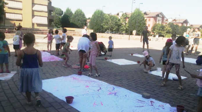 Osnago: action painting in piazza con i bimbi sulle orme di Pollock