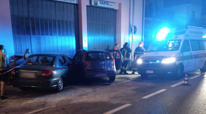 Pescate: carambola sulla Provinciale. Due auto finiscono contro una saracinesca