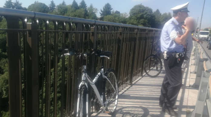 Allarme per una bici abbandonata sul ponte di Paderno, soccorsi in azione